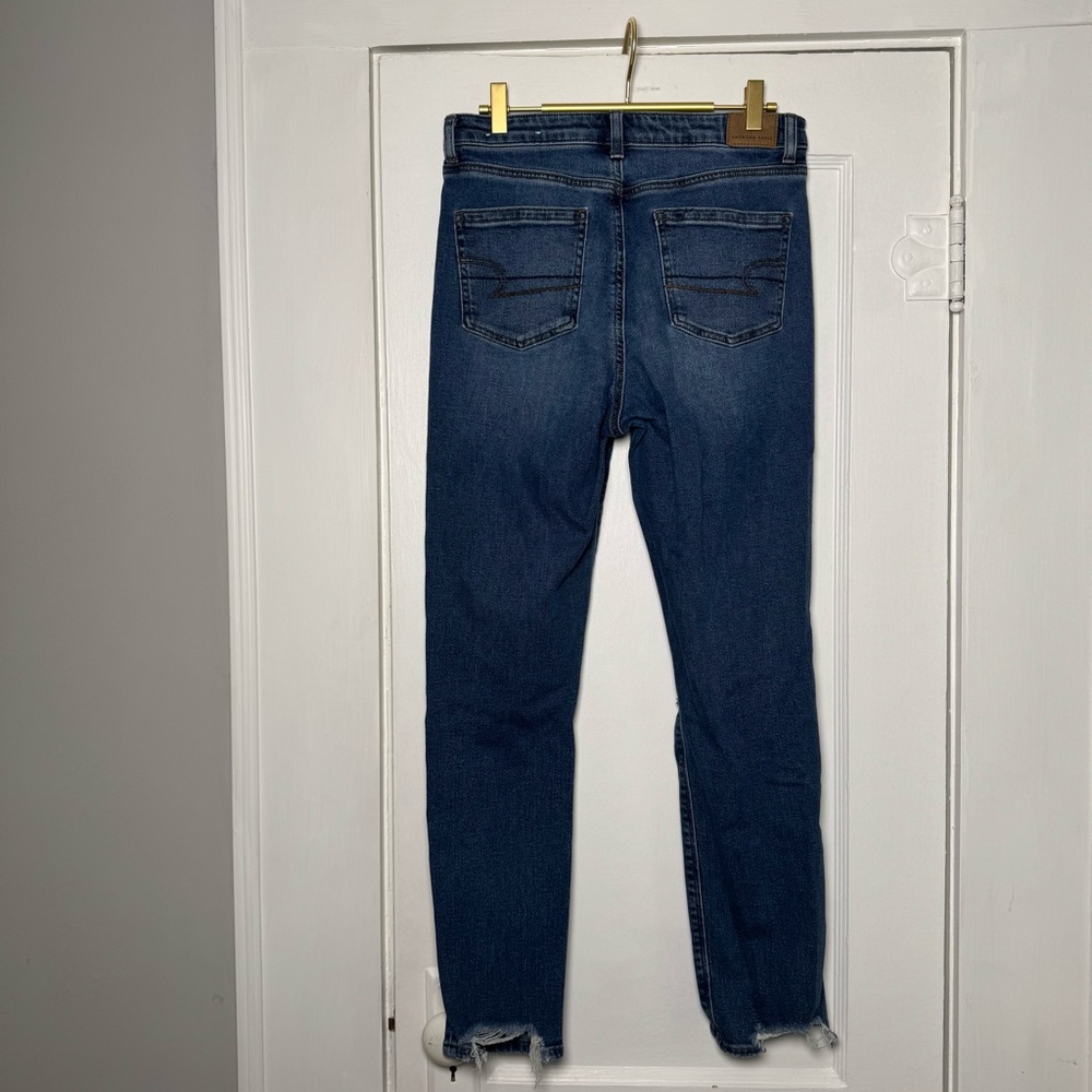 American Eagle Stretch Mom Jean in Easy Breezy Blue Distressed Frayed 8 Long - Picture 6 of 14